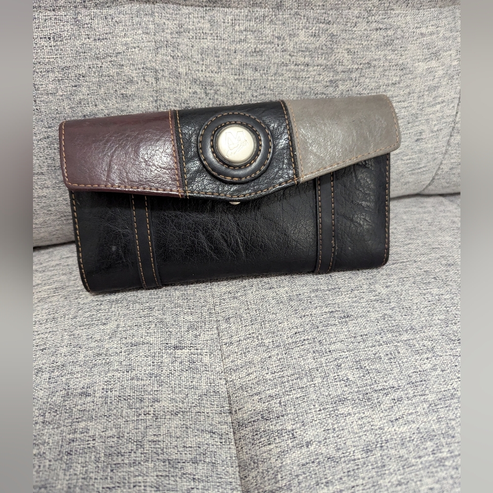 Mouflon Leather wallet. Snap Closure. Many Slots For Cards. Roomy. GUC. 7 Inches
